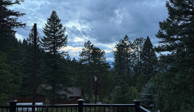 Rustic and charming 2 bedroom retreat with a beautiful deck