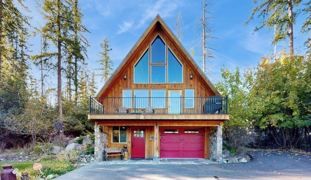Rustic charm w/modern amenities, an expansive back patio, mountain views