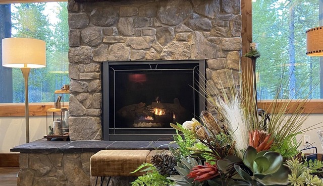 RUSTIC Elegance ELEVATED! Hot Tub and more! Only 10 Minutes from Yellowstone NP!