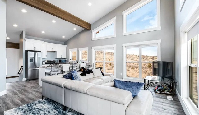Rustic Luxury Modern Cabin Mins to Lake, Trails
