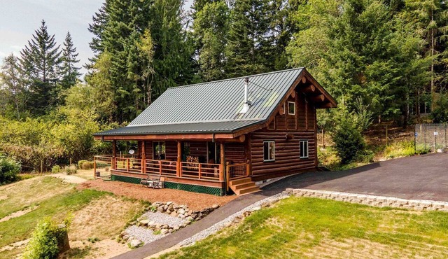 Rustic Private Cabin with Fireplace Perfect for Hiking and Fishing in Stevenson, Washington
