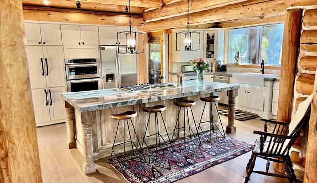 Rustic Sundance cabin, sleeps 13, hottub, firepits