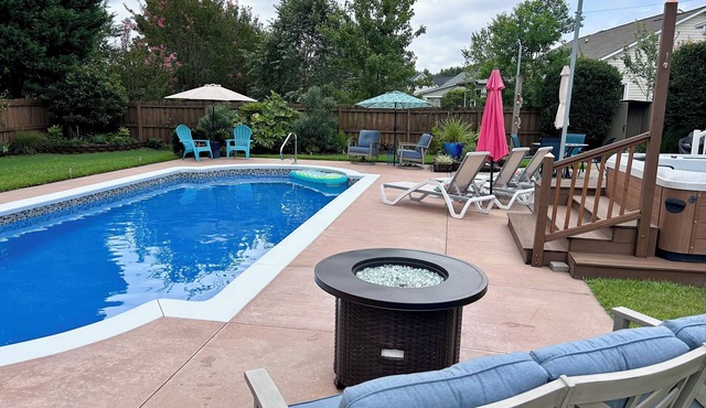 Saltwater Pool-Hottub-4 BR 3 BA-King beds-7 miles to the Beach!