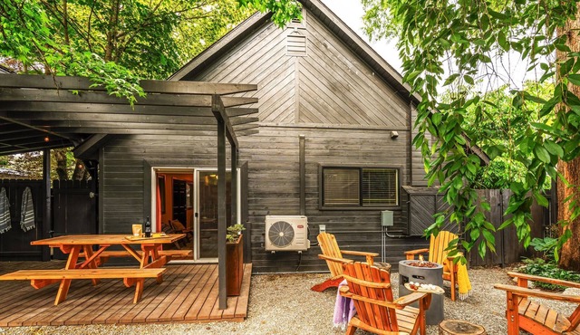Sauna ~ HotTub ~ Luxury Beds ~ Walk to dining