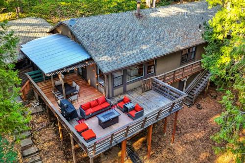Scenic Forest Cabin with Deck l Best Value for Weekly & Monthly Stays