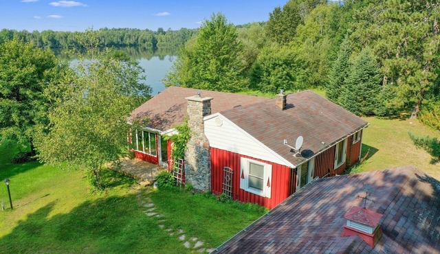 Scenic, Serene Lakefront Cabin — Wood Stove