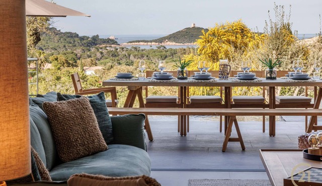 Sea view villa with swimming pool just a stone's throw from the beach!