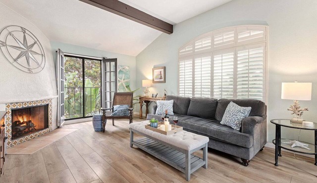 SEAbbatical by the Wharf, 2 BD, 2 BA Duplex, Walk to Beach