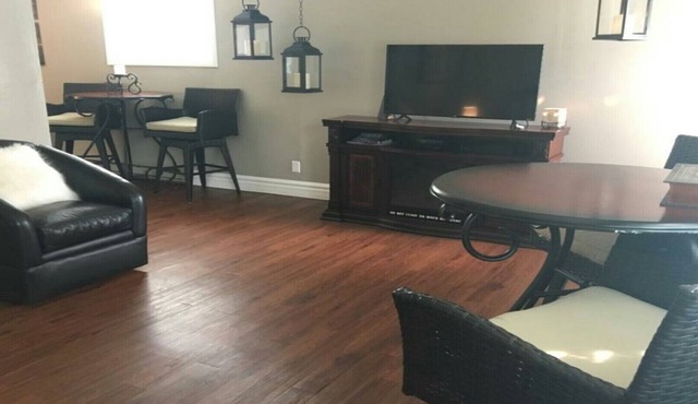 SECRET COTTAGE YELLOWSTONE - deer hangout - 2 BLOCKS downtown 1 bedroom 2beds