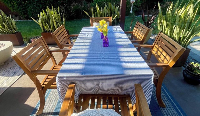 Serene garden setting w/private yard, dog-friendly, hot-tub, 7 min to beach