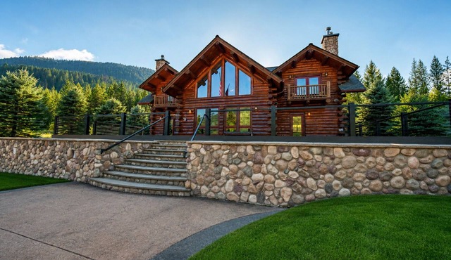 Shangrilog - Cabin with Mountain View & Lake Front Property