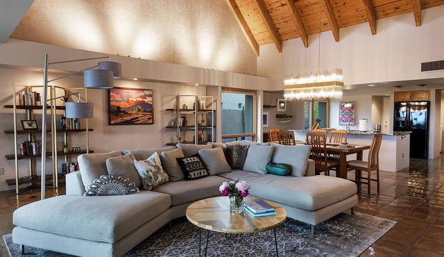 Shelter Here: Perfectly located, Private Luxury Retreat & Views!