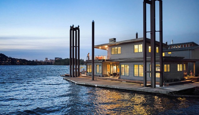 SHOWSTOPPING floating home on the Willamette River with stunning views.