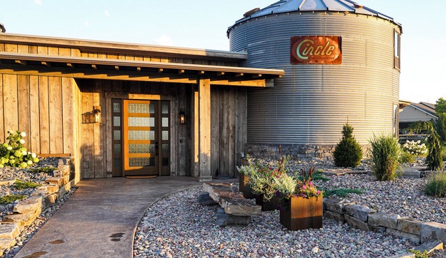 Silo House, Stunning architecture, near Flathead Lake and Glacier Park.