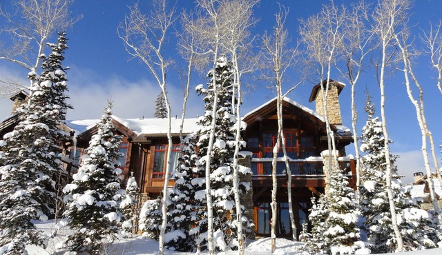 SKI IN/SKI OUT, First Tracks, Huge Balcony, Large 4BD + Loft, Free Shuttle!