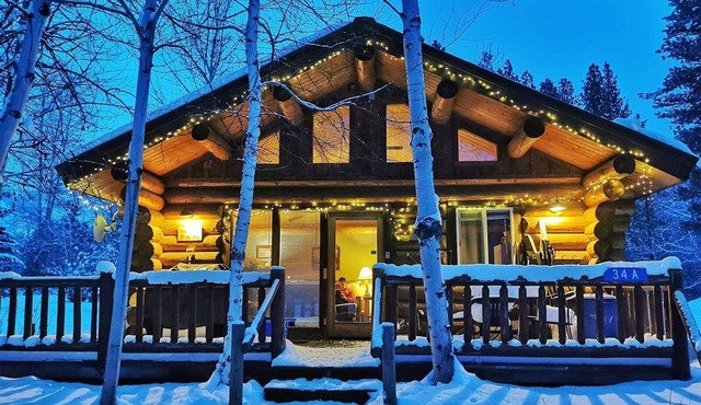 Sleeping Wolf Cabin: 2BR w/ski trail & river access, pool/hot tub, laundry