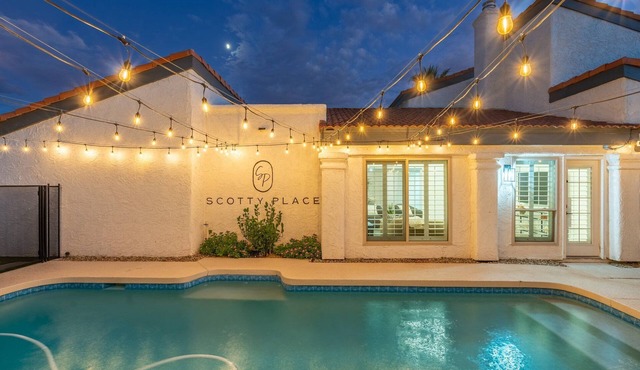 Sleeps 10-Heated Pool-Hot Tub-King Bed-BBQ-5 Mins to Old Town