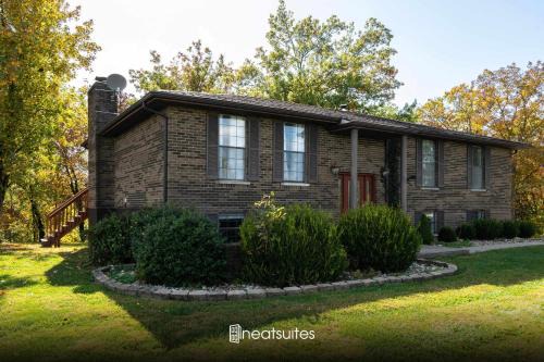 Sleeps 12, Wooded Lot, Near Ark, Great for Family