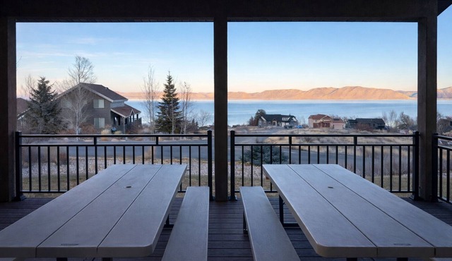 Sleeps 22 : Lake-View Retreat with Game Room, Kayaks & Fire Pit