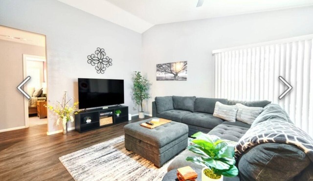 Sleeps 6, 3 BD,2 Ba, 4 beds, pool, pets, Goodyear