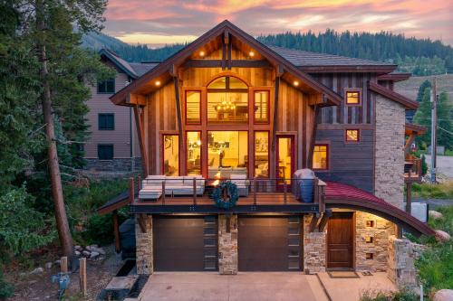 Slopeside Custom Chalet I 2 Hot Tubs I Fire Tables I Great Views I Activity Program