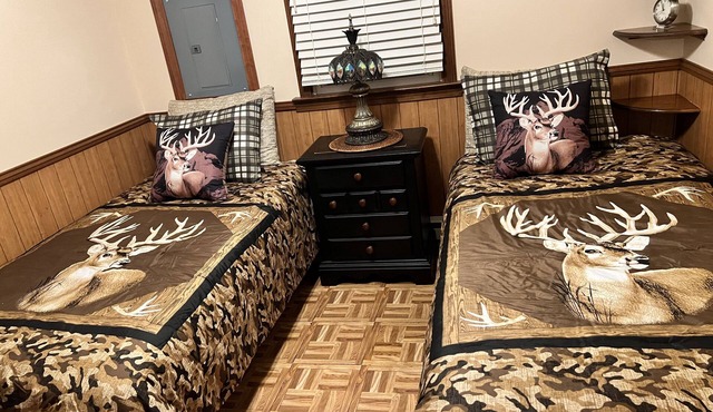 Small cozy cabin with grill & fire pit close to beaches, skiing, biking and URI.