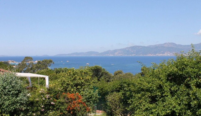 Small independent house with garden, panoramic sea view, Porticcio