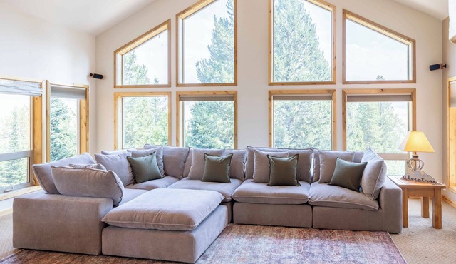 Smiley Creek Cabin B: Hot Tub, Views & Adventure