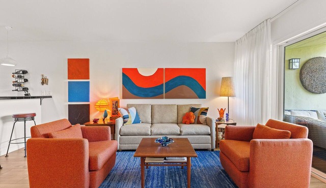 Smoketree Original: Contemporary Condo Next to Smoke Tree Shopping Center