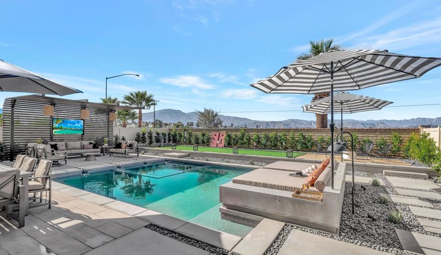 Smooth Giant - DELUXE show stopper WOW factor, unbelievable pool and backyard!