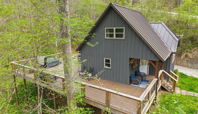 Snuggle Inn – Cozy Pet Friendly Forest Cabin with Hot Tub Near Red River Gorge