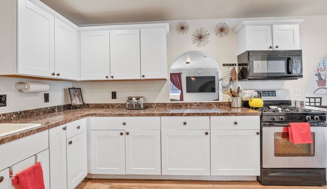 So much Fun! Spacious Home with Amenities Galore! Pool Table, Hot-Tub, Poker