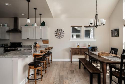 Southbridge Cottage: Cozy and Modern Home
