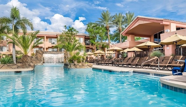 Southwestern Charm Hideout! Full Kitchen, Outdoor Swimming Pool, Free Parking!