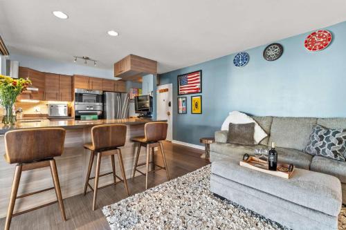 Spa Creek Condo Pool Deck & Parking