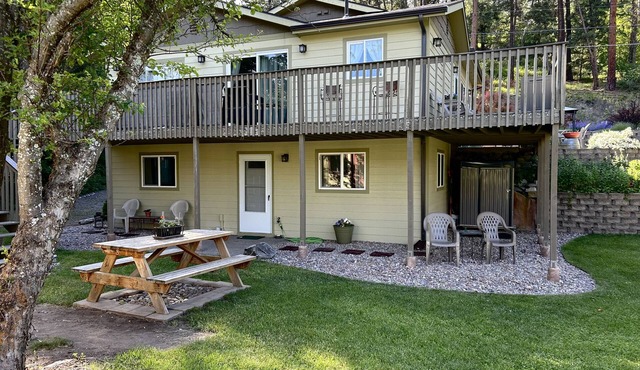 Spacious 2-Story Close to Lake-Marina-Fishing; 3 dogs-A/C-Mountain View