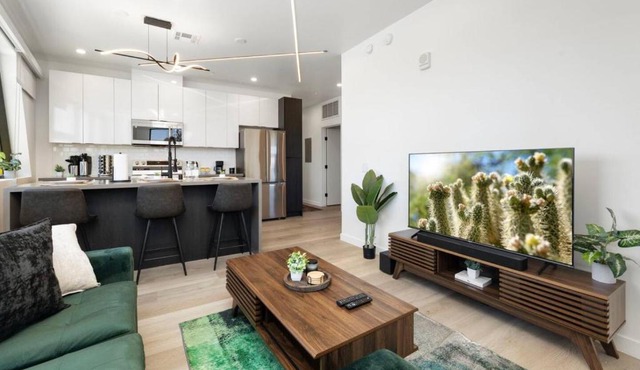 Spacious 2BR Suite with Fast Fiber Near Downtown PHX