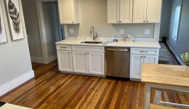 Spacious 3-bedroom apartment in lovely Millis with AC, WiFi