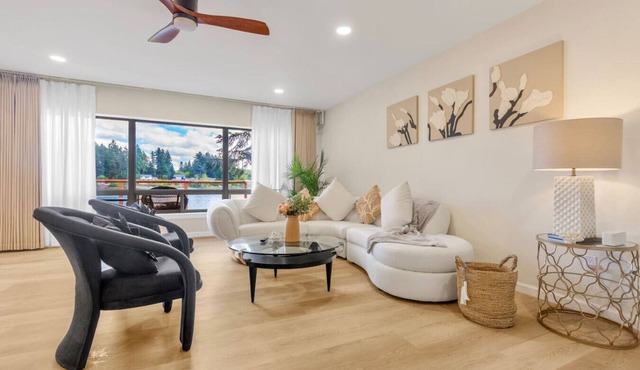 Spacious 3B2B Upper unit breathtaking lake views