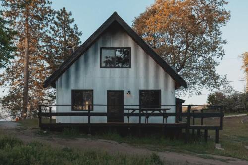 Spacious 4-bedroom cabin on secluded private land