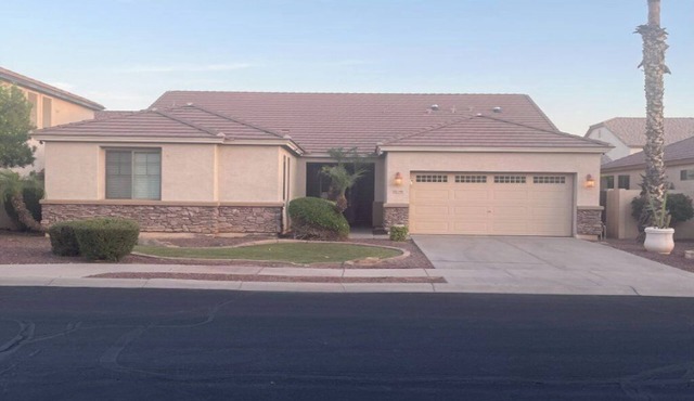 Spacious 4-bedroom house in delightful Avondale with WiFi, AC