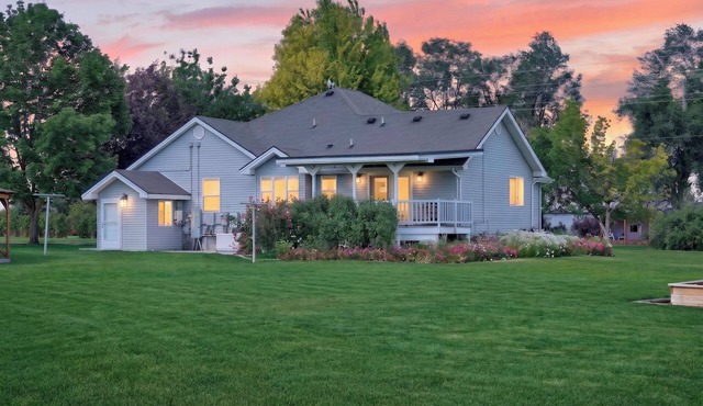 Spacious 5-bedroom farmhouse in peaceful Wendell, Idaho