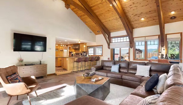 Spacious 5-bedroom house with mountain view charming Flagstaff