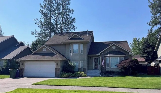 Spacious 5-bedroom house in Spokane with AC, heat and large backyard.