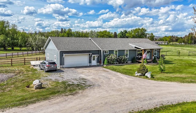 Spacious 6-BDRM AC+Gym+Hot Tub,Gorgeous Mountain View’s, Huge Yard in Livingston