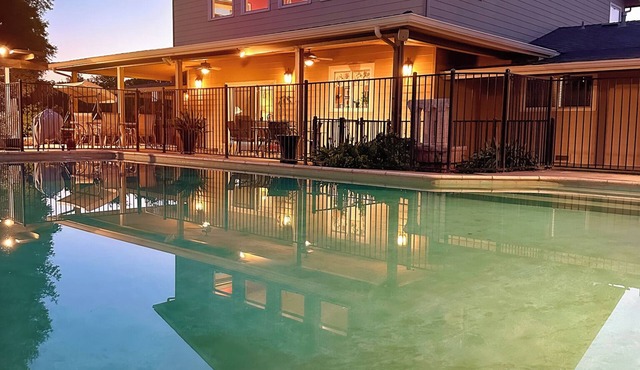 Spacious 6-bedroom Group Farm stay Near Sequoia Park - Playground, Pool & Gym