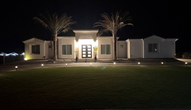 Spacious 6-bedroom house with AC, Large pool charming Buckeye
