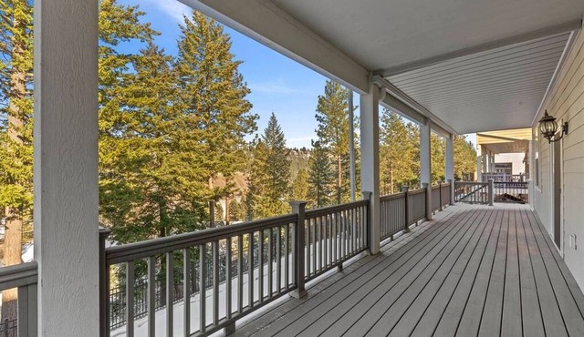 Spacious 6BR retreat near downtown Spokane—views, garage & fun!