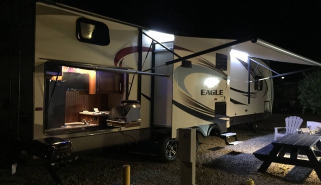 Spacious and Luxurious 37 ft Rv Trailer