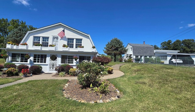 Spacious and peaceful sanctuary, only minutes to city!
